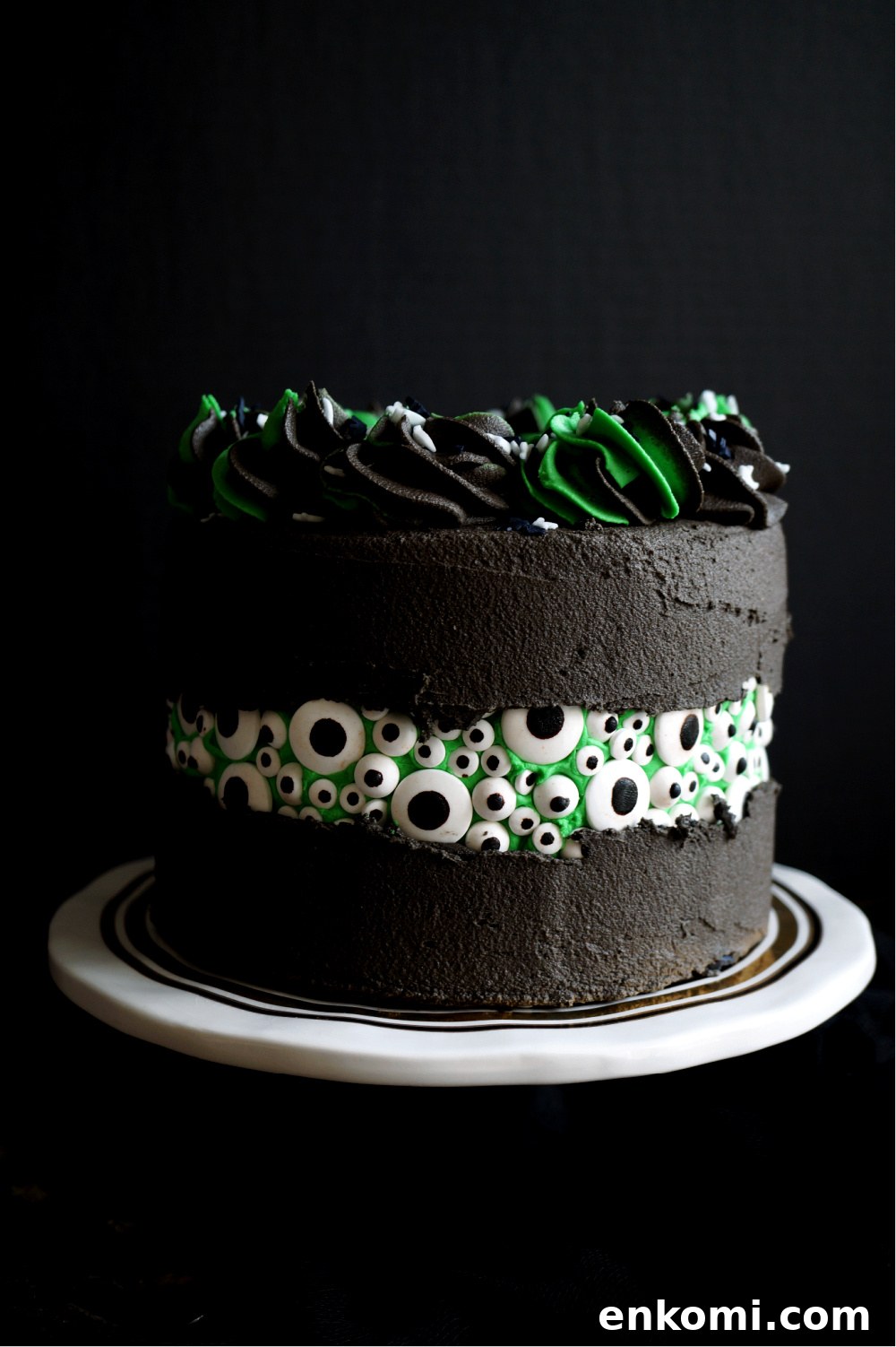 Vegan Green Velvet Eyeball Fault Line Cake Recipe 6 close up of eyeball cake with green and black frosting