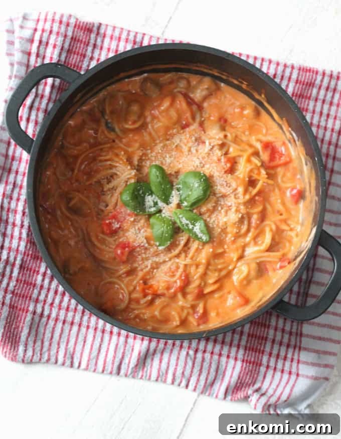 Creamy One-Pot Sausage and Tomato Spaghetti Recipe 5 The finished One Pot Creamy Sausage & Tomato Spaghetti in the black pan
