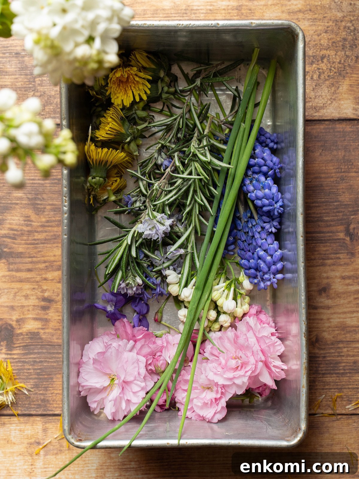 7 Wild Spring Flowers to Forage in the Pacific Northwest 2 Edible spring flowers of the Pacific Northwest, in a metal pan