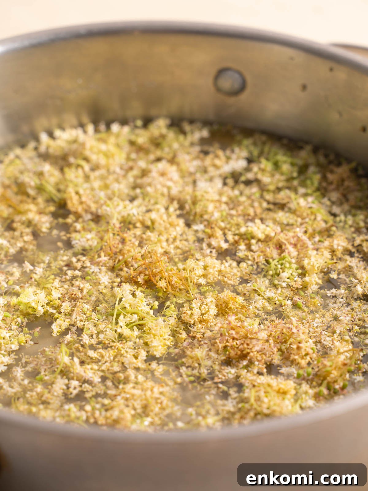 7 Wild Spring Flowers to Forage in the Pacific Northwest 25 Elderflowers infusing in simple syrup