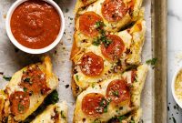 30-Minute Garlic Bread Pizza Recipe for Weeknight Dinner