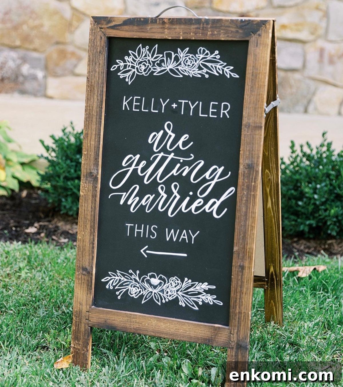 31 Intimate Small Wedding Ideas for a Memorable Celebration 32 welcome sign wedding