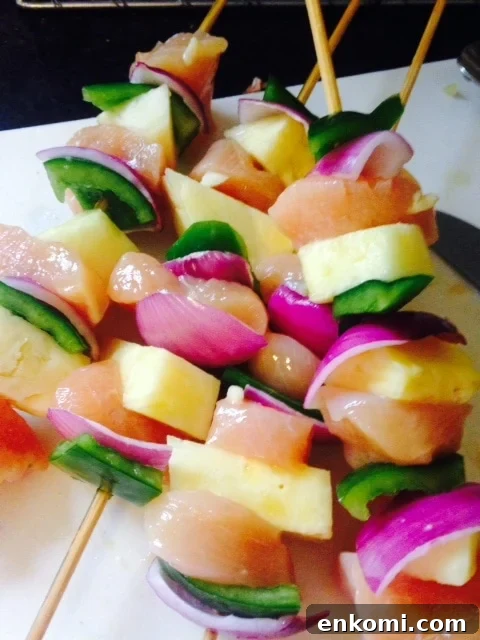 Pineapple Chicken Skewers are a 21 Day Fix approved meal that's perfect for spring or summer grilling! | Confessions of a Fit Foodie