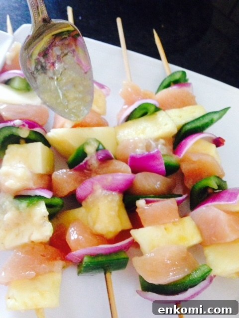 Pineapple Chicken Skewers are a 21 Day Fix approved meal that's perfect for spring or summer grilling! | Confessions of a Fit Foodie