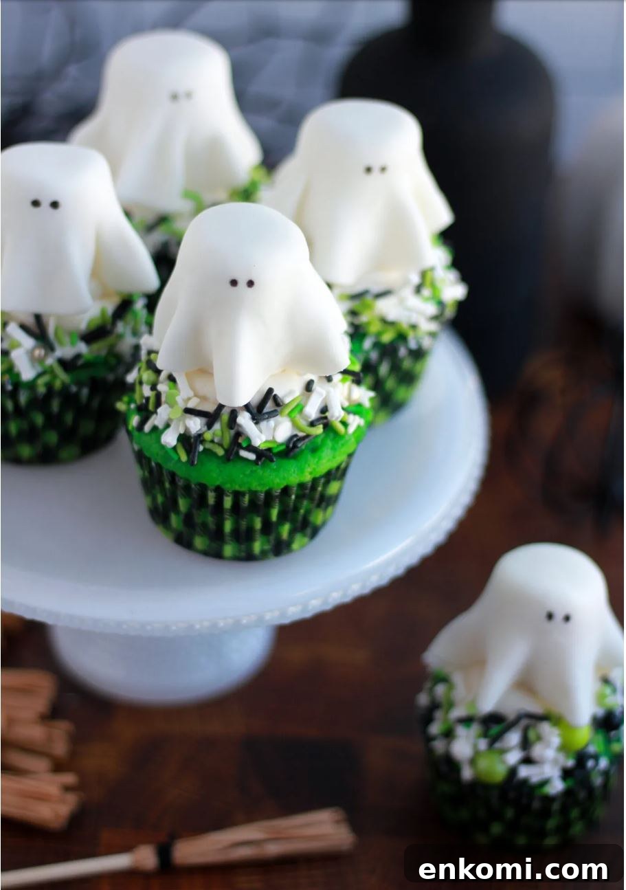 8 Spooky Halloween Cupcake Ideas to Wow Guests 6 Spooky ghost cupcakes